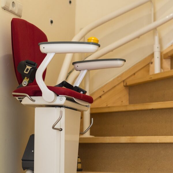 Een tweedehands traplift: voordelig en betrouwbaar